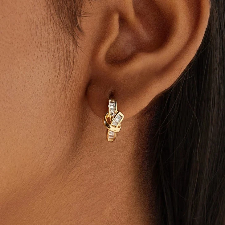 Interlocked Baguette Huggie Earring suppliers