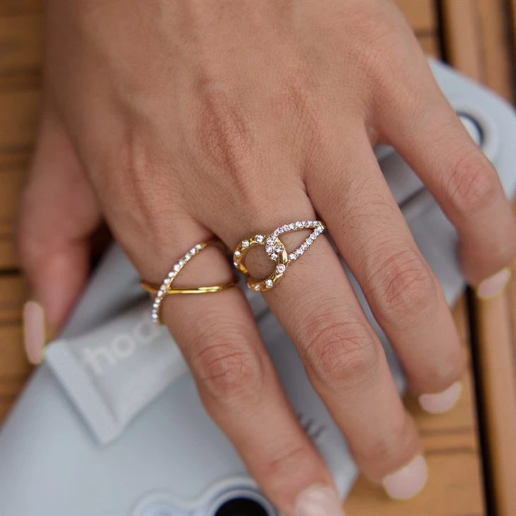 Interlocked Double‑Loop Ring